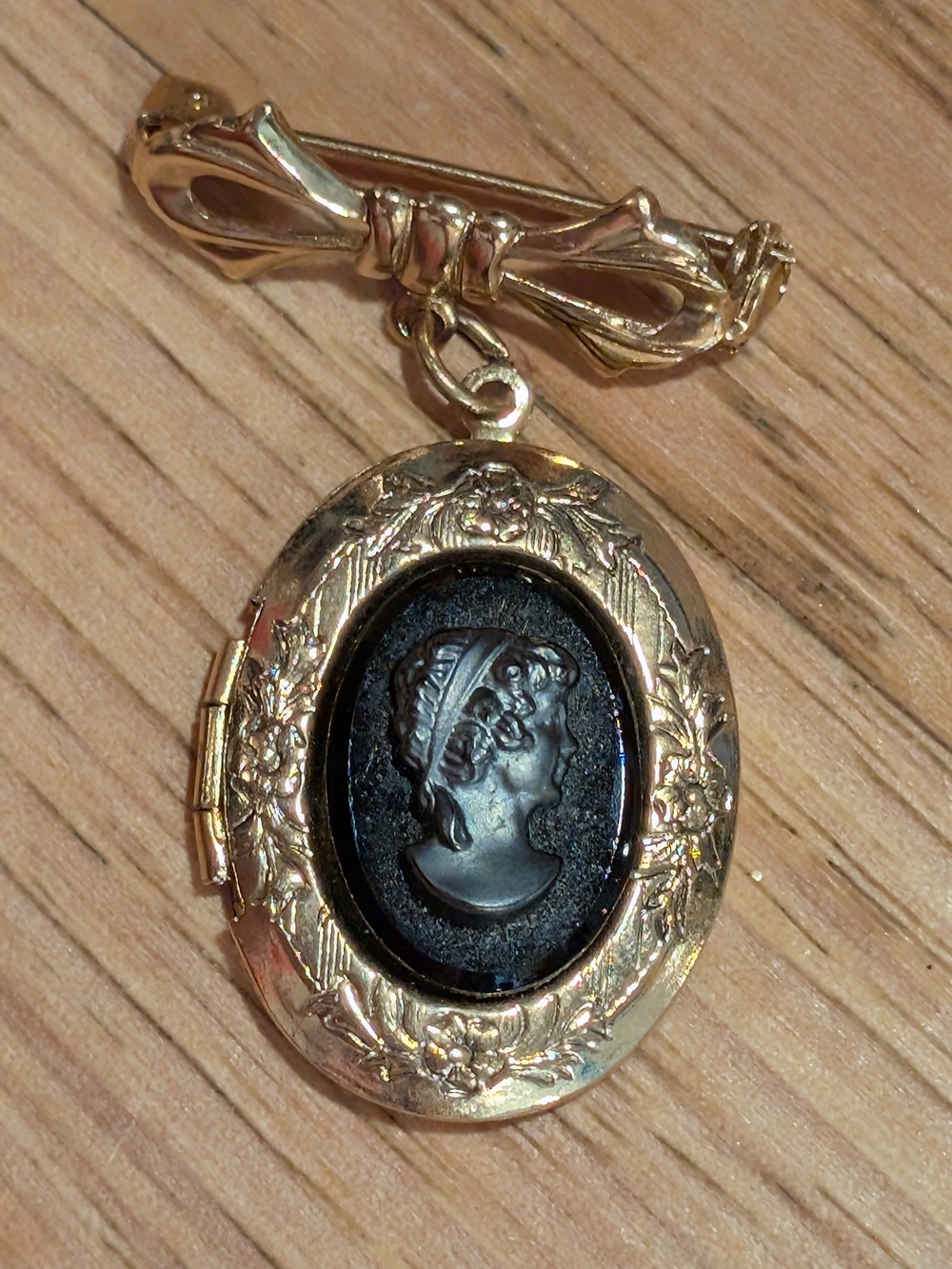 Source Unknown Gold and Black Cameo Locket Brooch
